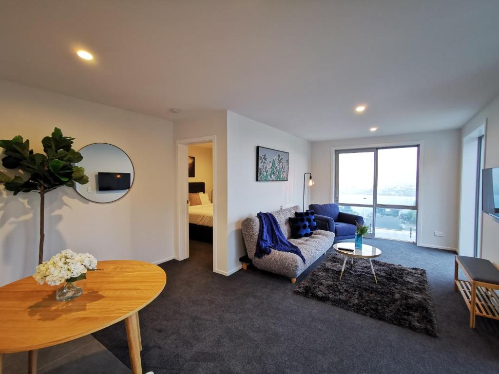 One Bedroom Unit with Panoramic Views - 湖景公寓