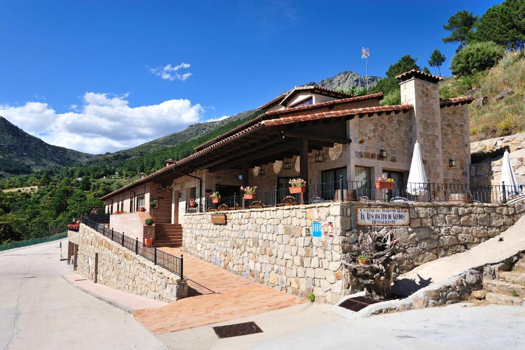 Nespecifikovaný výhled na hory nebo výhled na hory při pohledu z hotelu