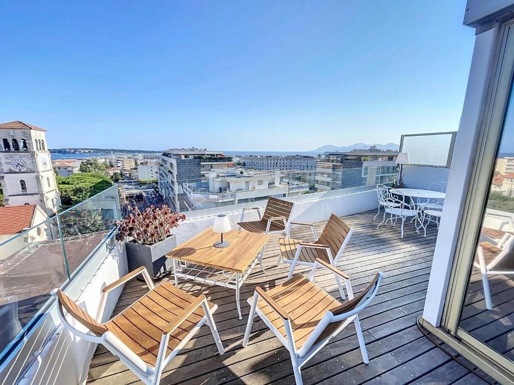 d'un balcon sur le toit avec une table et des chaises. dans l'établissement Wow Splendide 3-4 pcs Duplex Rooftop Vue mer by Olam Properties, à Cannes