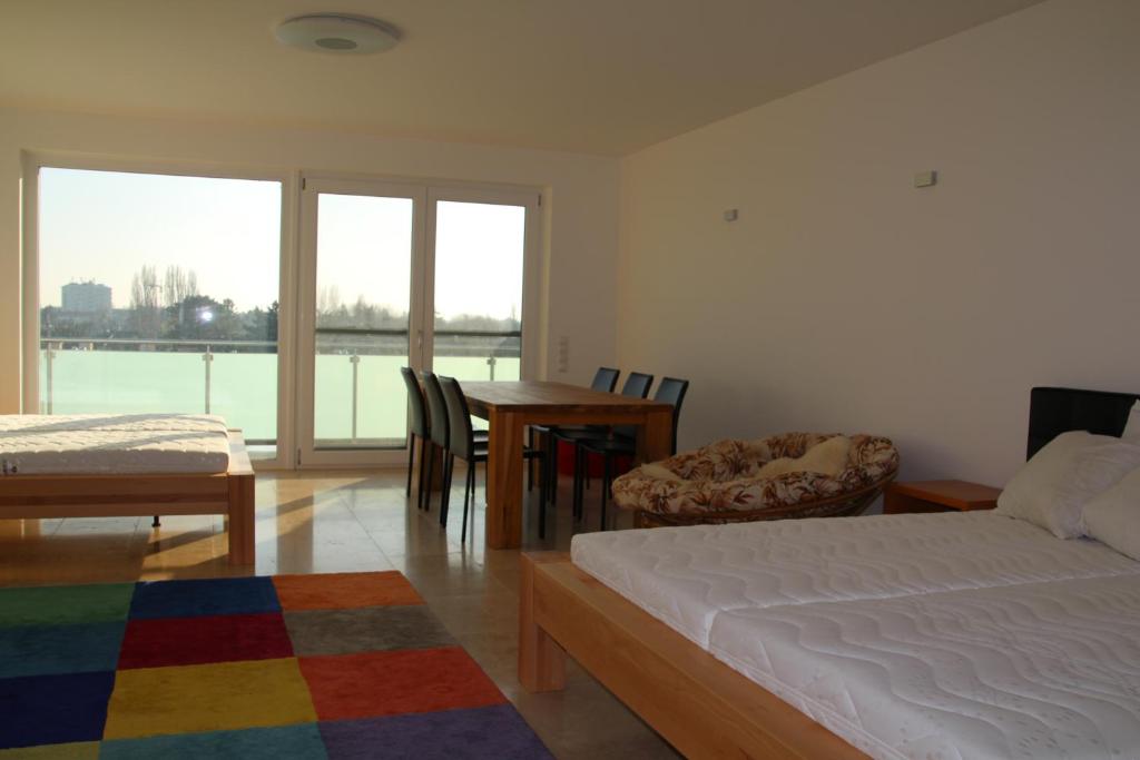 Posteľ alebo postele v izbe v ubytovaní Danube Apartment with City View