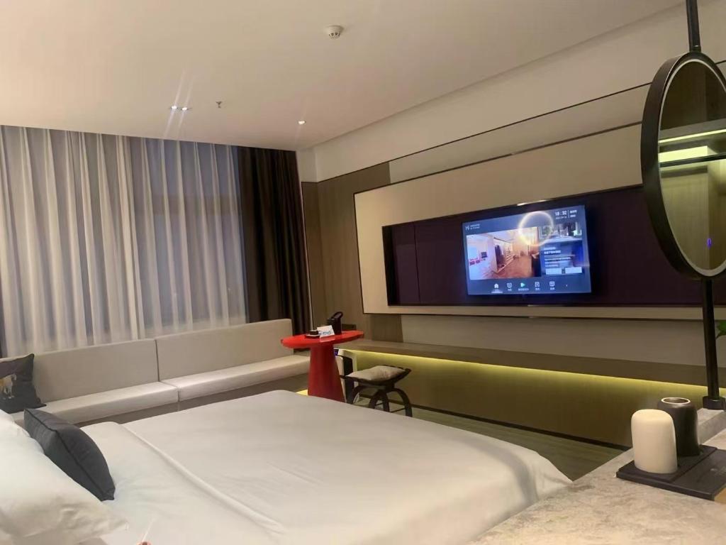 TV a/nebo společenská místnost v ubytování New Century Mansion Hotel Cixi Guanhaiwei