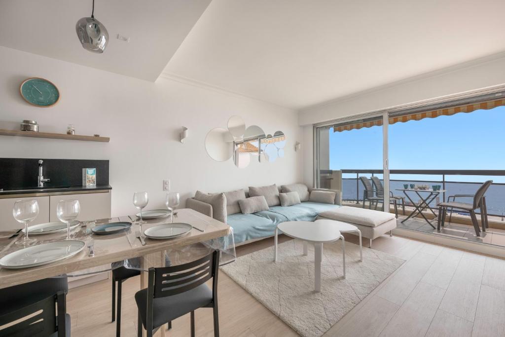 un salon avec un canapé et une table dans l'établissement Séjour vue mer pour 4 - 20m plage de la Baule, à La Baule