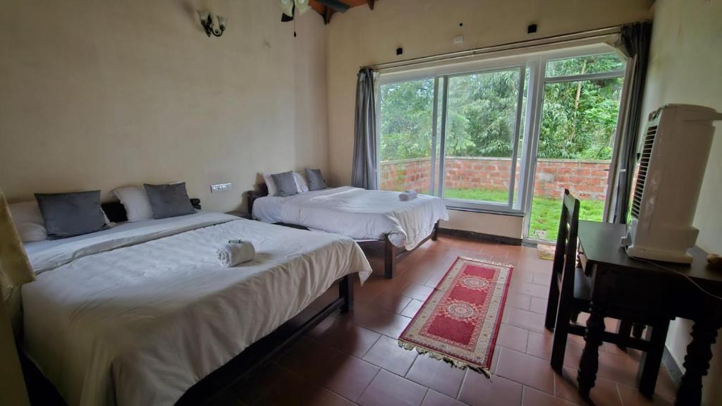 Postel nebo postele na pokoji v ubytování Parampara Resort Chikmagalur