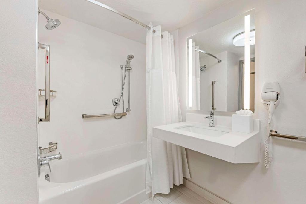 Comfort Inn & Suites Near Universal Orlando Resort-Convention Ctr - Queen Room With Two Queen Beds - Disability Access