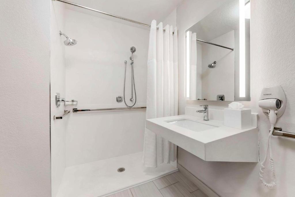 Comfort Inn & Suites Near Universal Orlando Resort-Convention Ctr - King Room - Disability Access/Non-Smoking