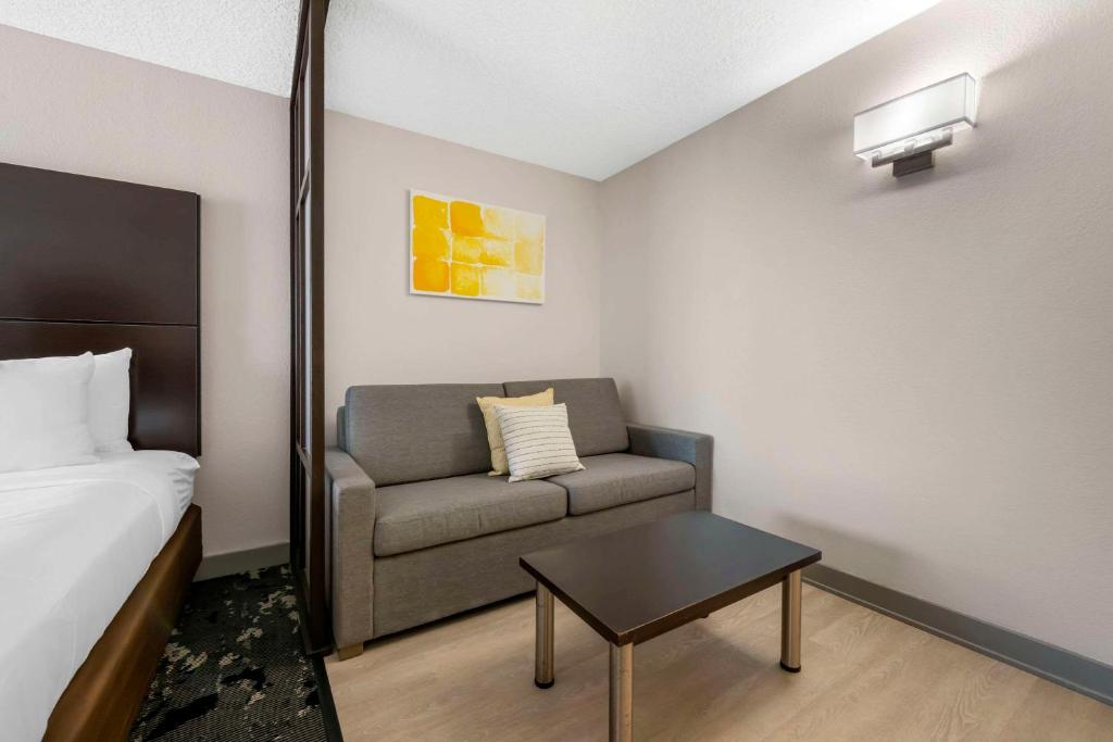 Comfort Inn & Suites Near Universal Orlando Resort-Convention Ctr - Suite Queen Con Dos Camas Queen Y Sofá No Fuman