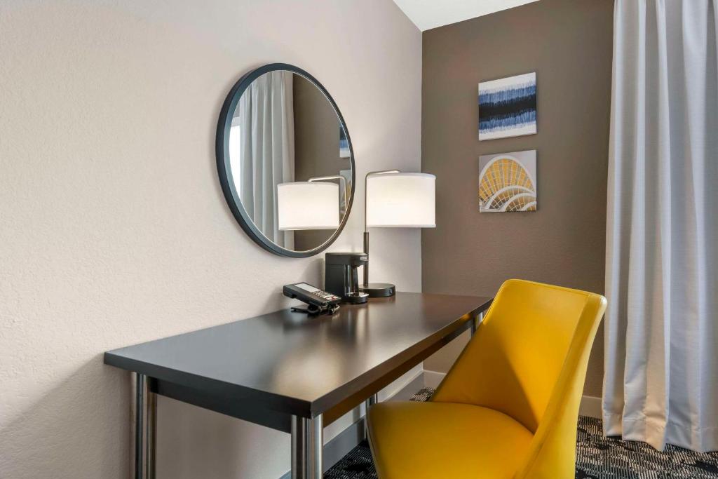 Comfort Inn & Suites Near Universal Orlando Resort-Convention Ctr - Queen Room With Two Queen Beds - Non-Smoking