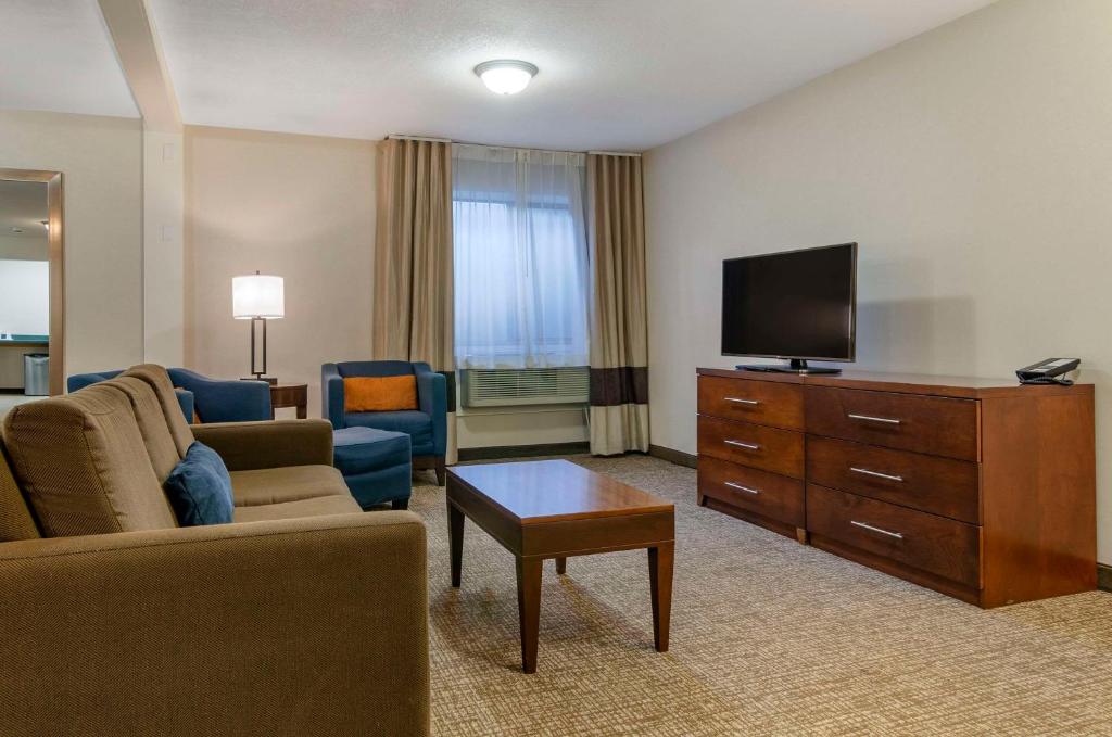 TV a/nebo společenská místnost v ubytování Comfort Inn Bozeman near University
