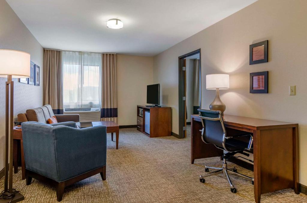 TV a/nebo společenská místnost v ubytování Comfort Inn Bozeman near University