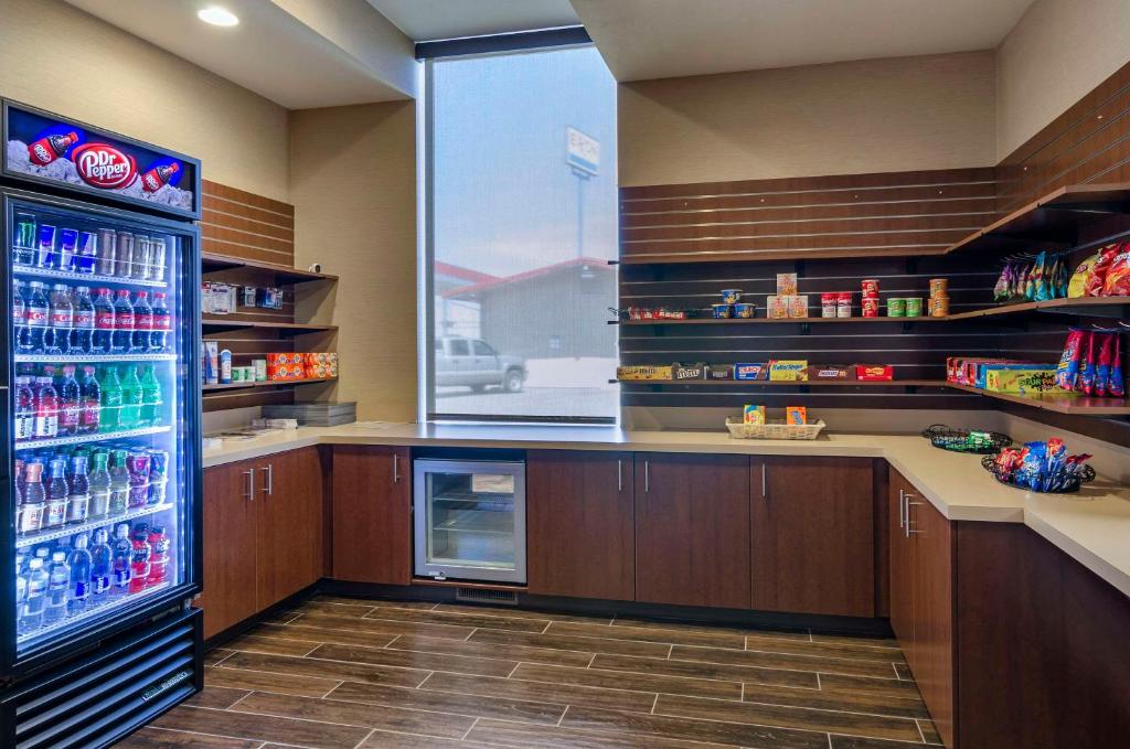 Kuchyň nebo kuchyňský kout v ubytování Comfort Inn Bozeman near University