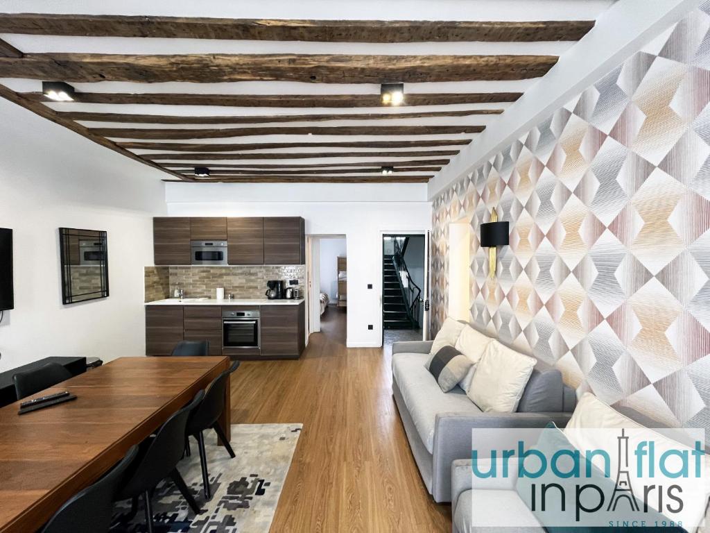 un salon avec un canapé et une table dans l'établissement Urban Flat 108 - Classic Parisian 4 BDR Flat, à Paris