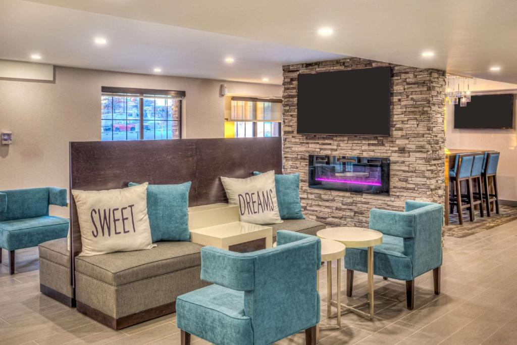 TV a/nebo společenská místnost v ubytování Sleep Inn Oakbrook Terrace - Chicago