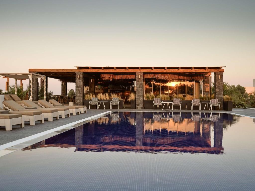 Bazén v ubytování Sea Breeze Santorini Beach Resort, Curio By Hilton nebo v jeho okolí