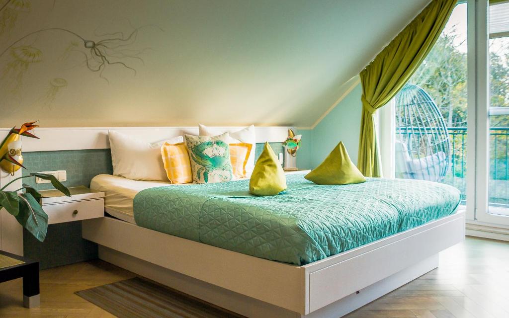 Rúm í herbergi á Hotel Garni Inselparadies Zingst