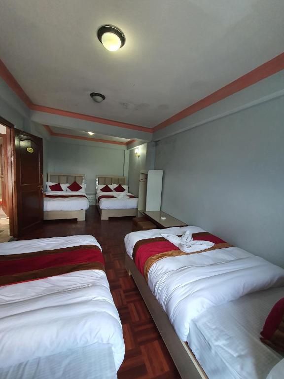 Postel nebo postele na pokoji v ubytování Charikot Downtown Hotel
