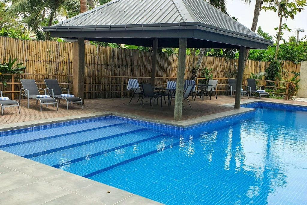 Bazén v ubytování Ramada Suites By Wyndham Seafront Coral Coast nebo v jeho okolí