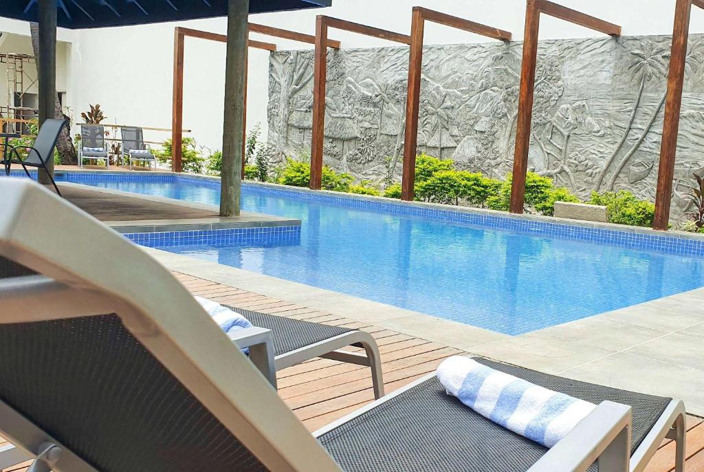 Bazén v ubytování Ramada Suites By Wyndham Seafront Coral Coast nebo v jeho okolí