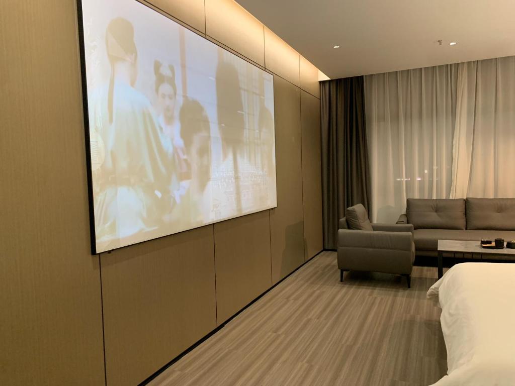 TV a/nebo společenská místnost v ubytování New Century Mansion Hotel Cixi Guanhaiwei