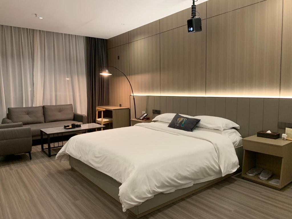 Postel nebo postele na pokoji v ubytování New Century Mansion Hotel Cixi Guanhaiwei