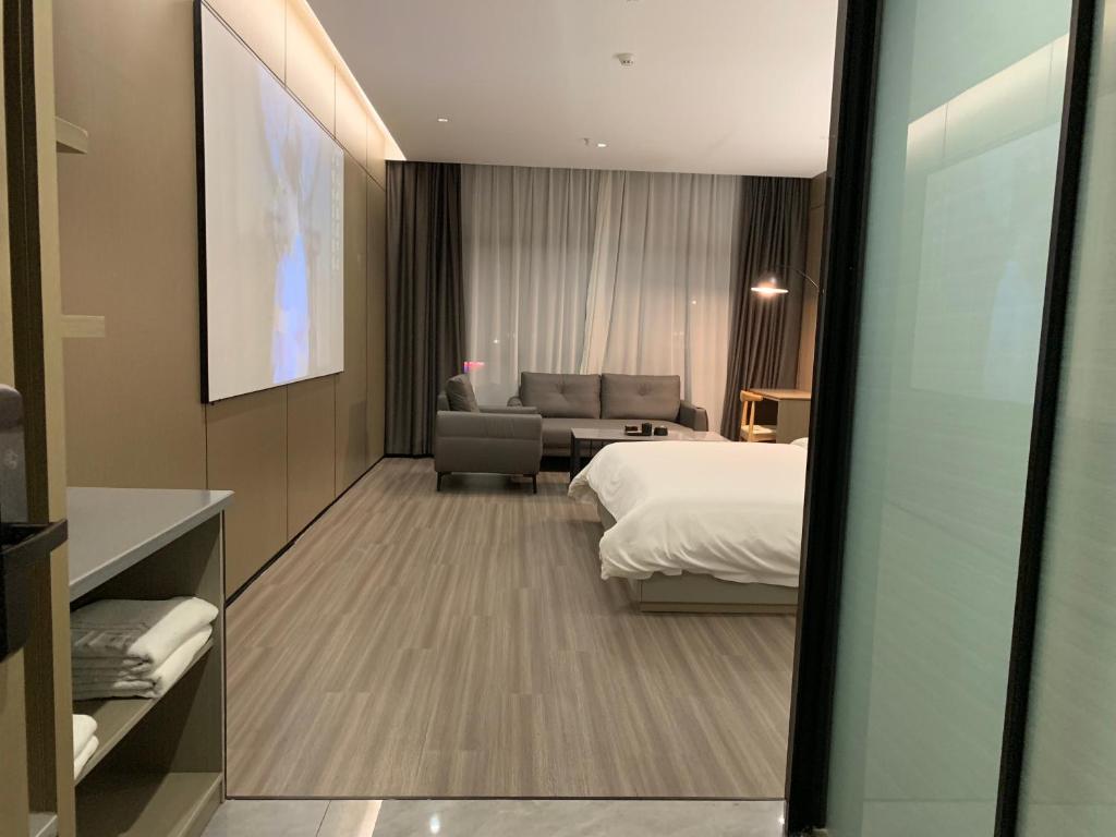 Postel nebo postele na pokoji v ubytování New Century Mansion Hotel Cixi Guanhaiwei