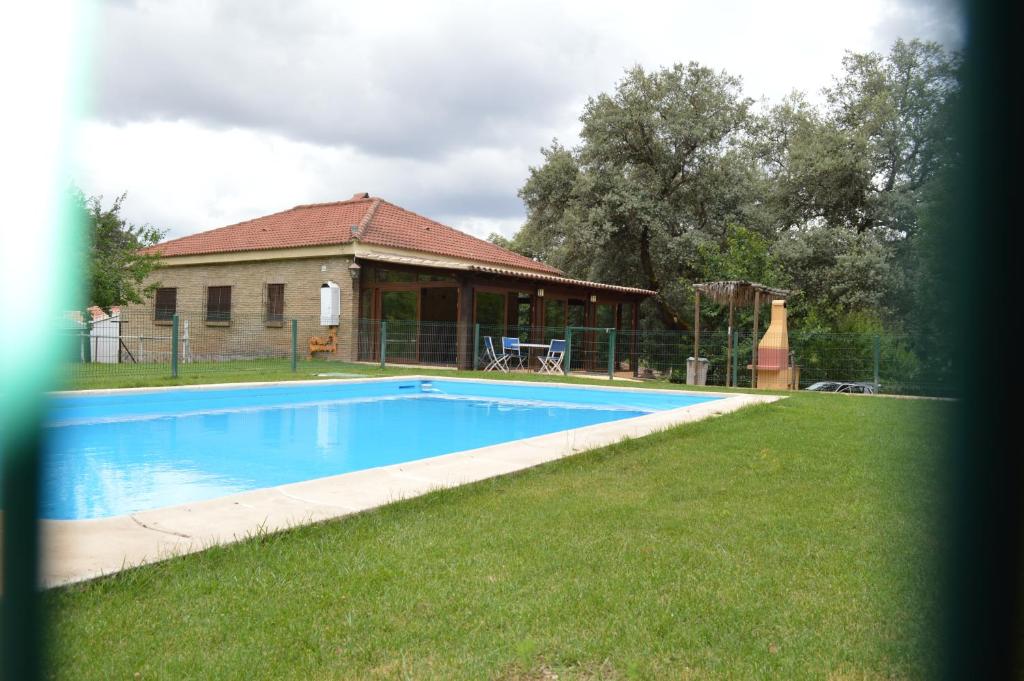Πισίνα στο ή κοντά στο casa rural Ribera del Hueznar