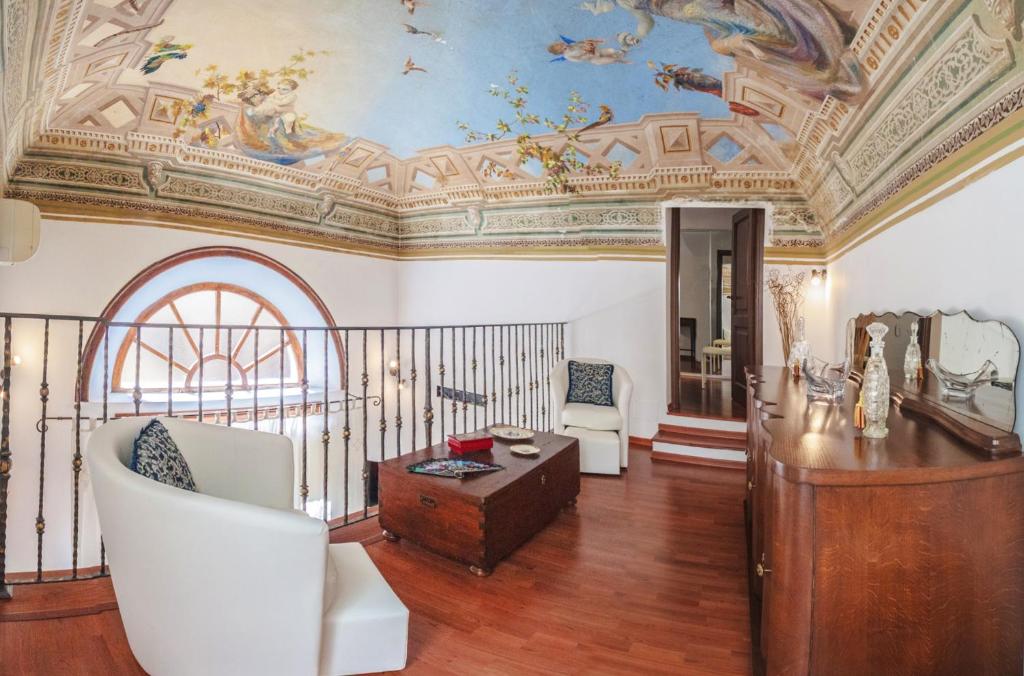 salon z sufitem z obrazem w obiekcie La Triscele w Cefalù
