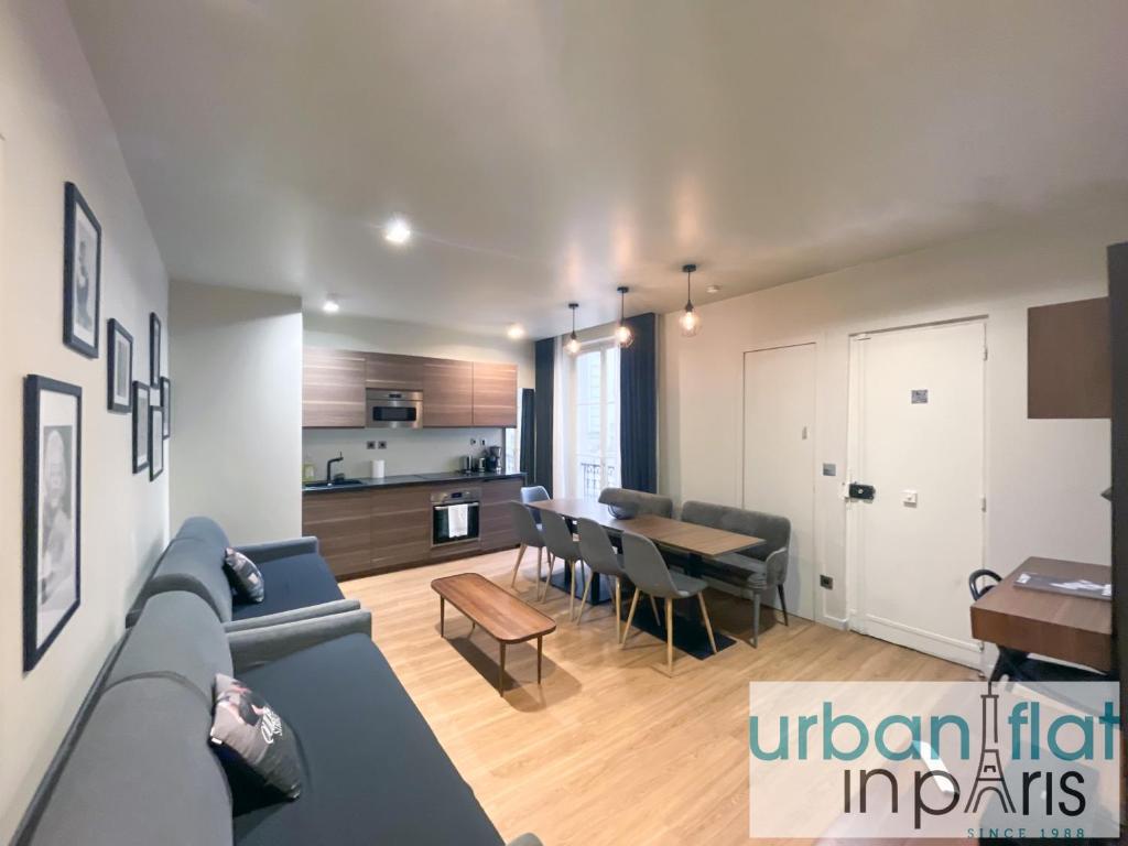 un salon et une cuisine avec un canapé et une table dans l'établissement Urban Flat 78 - Luxury 3 BDR Flat in Le Marais, à Paris