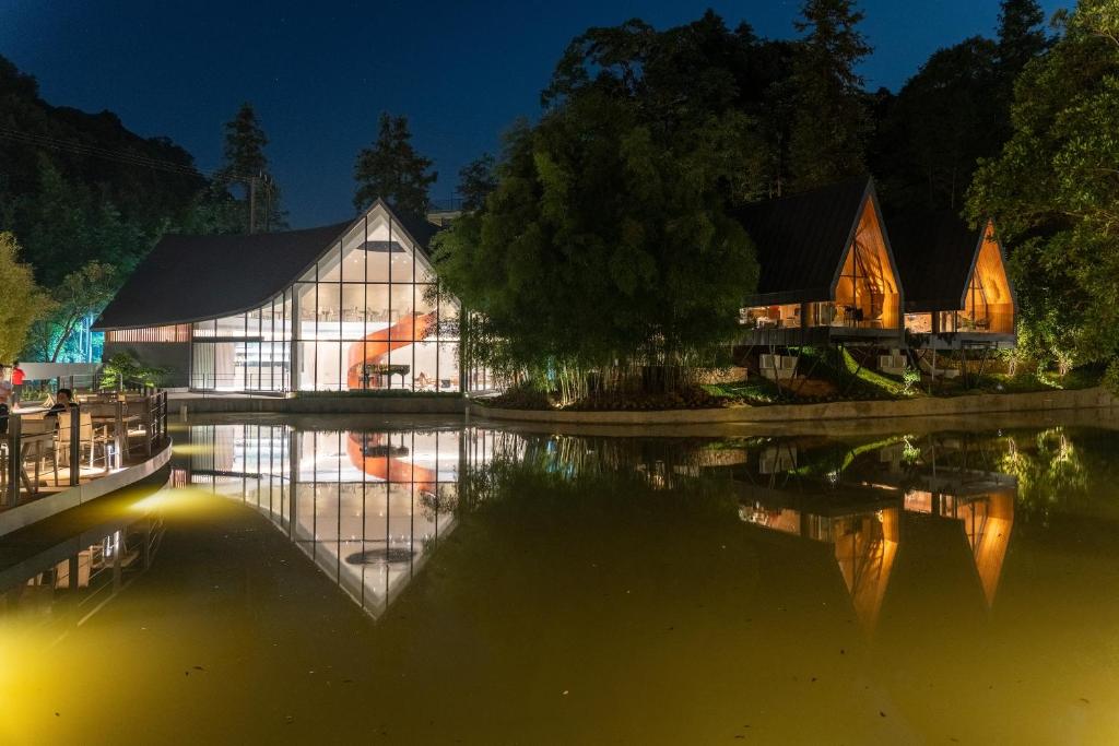Výhled na řeku, která protéká v blízkosti ubytování v soukromí