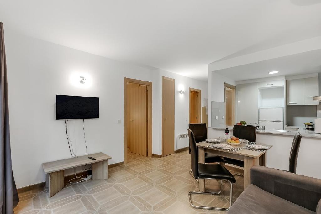 TV a/nebo společenská místnost v ubytování Andorra Active Leisure Apartment - Happy Rentals