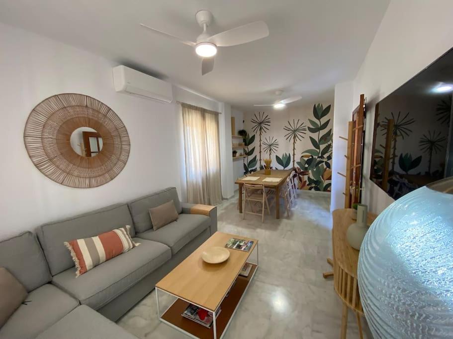een woonkamer met een bank en een tafel bij Dúplex Romero y Alba in Sanlúcar de Barrameda