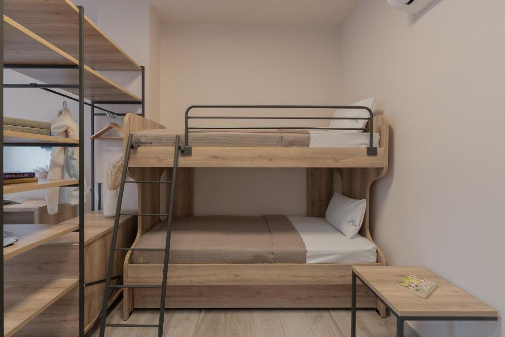 Palanda nebo palandy na pokoji v ubytování Piraeus City Hotel
