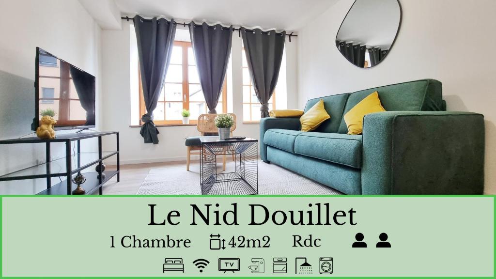 un salon avec un canapé vert et une table dans l'établissement Les Appartements Charme et Élégance, à Sainte-Croix-en-Plaine