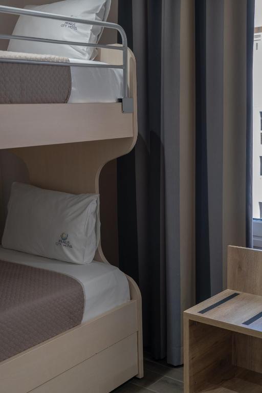 Postel nebo postele na pokoji v ubytování Piraeus City Hotel