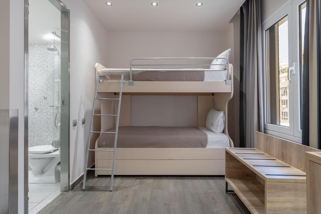 Postel nebo postele na pokoji v ubytování Piraeus City Hotel
