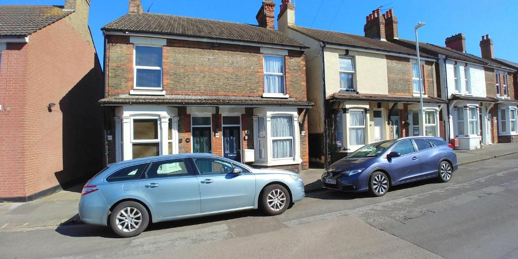 Comfortable Victorian 3 bedroom semi-detached house with fast Wi-Fi - Three-Bedroom House - 13 Victoria Road
