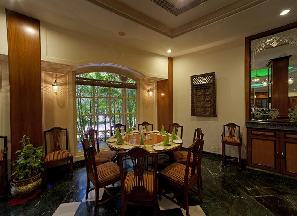 Restaurace v ubytování Renest Shraddha Inn - Shirdi
