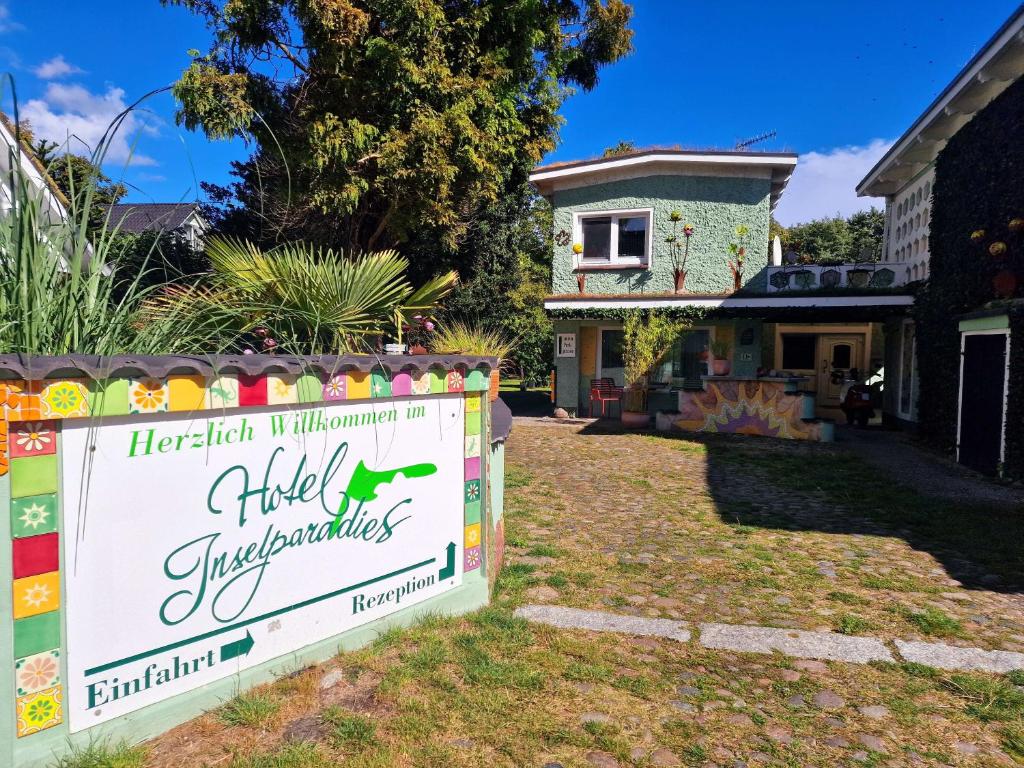 Garður fyrir utan Hotel Garni Inselparadies Zingst