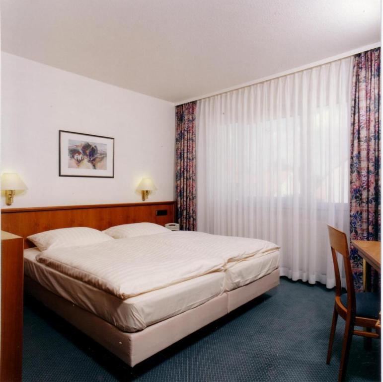 Postel nebo postele na pokoji v ubytování Hotel Graßer