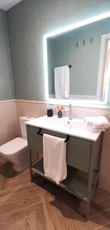 Koupelna v ubytování Puerta de la Ribera Suites