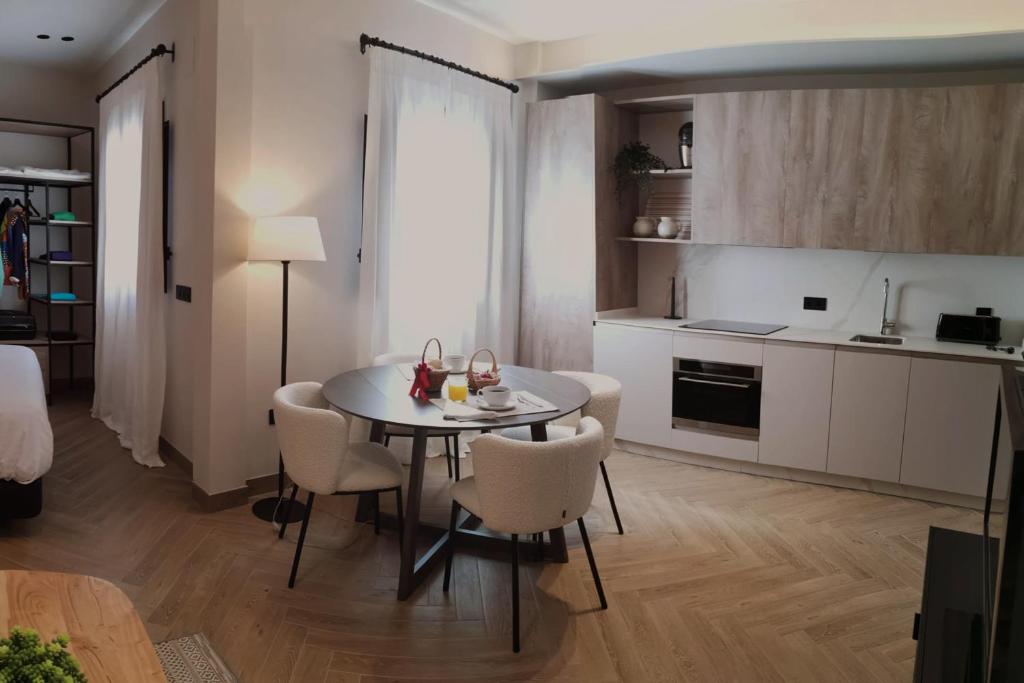Kuchyň nebo kuchyňský kout v ubytování Puerta de la Ribera Suites