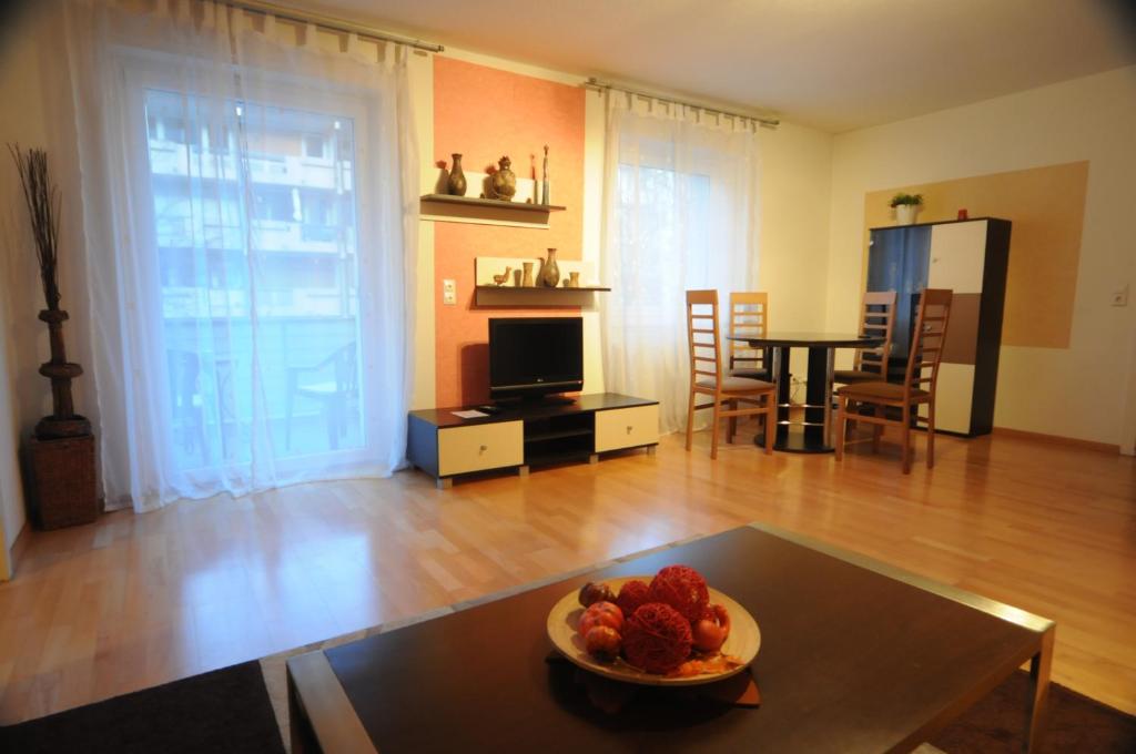 una sala de estar con un bol de fruta en una mesa en Freiburg Apartment en Freiburg im Breisgau