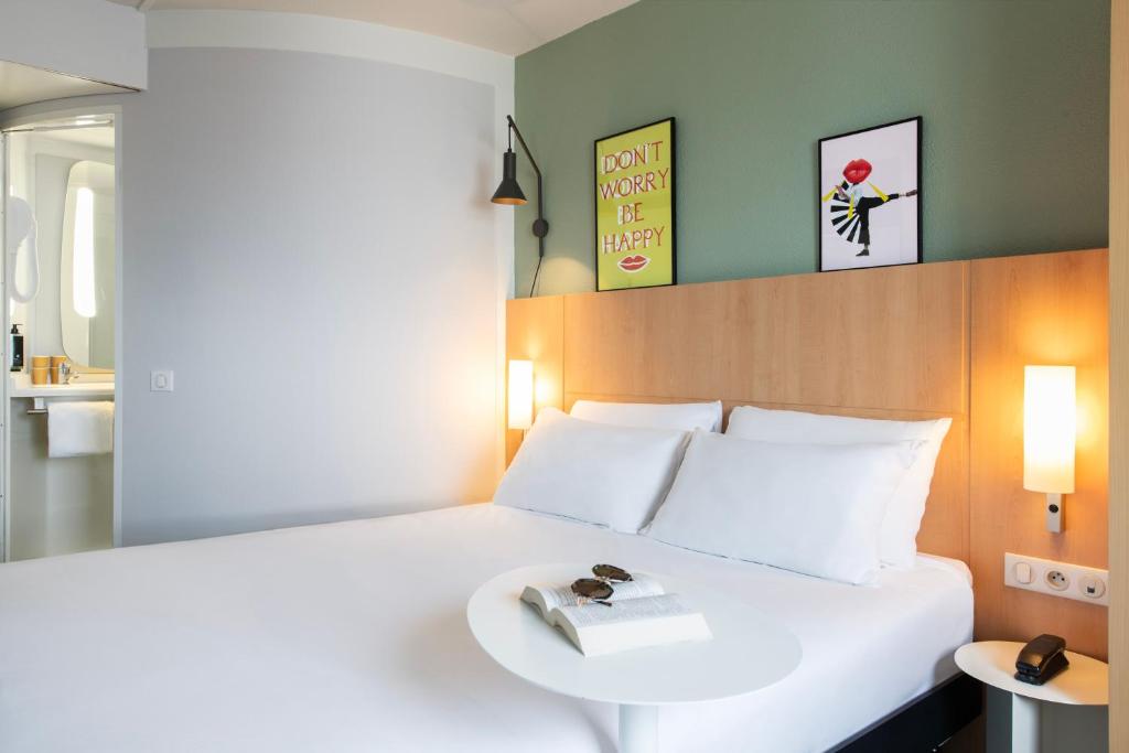 Postel nebo postele na pokoji v ubytování Hotel ibis Rennes Centre Gare Sud