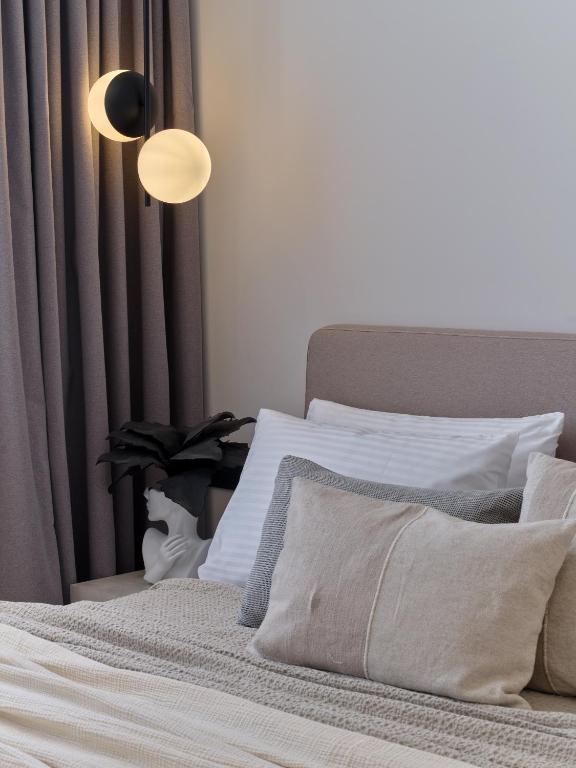 Postel nebo postele na pokoji v ubytování Haya Athens Loftie Suites