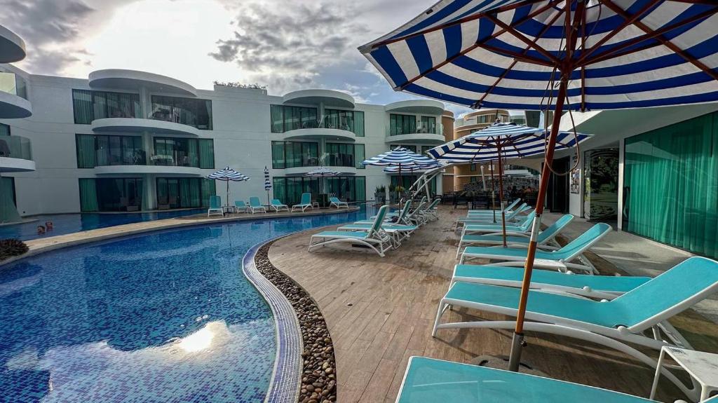 Bazén v ubytování Twin Sands Resort Penthouse nebo v jeho okolí