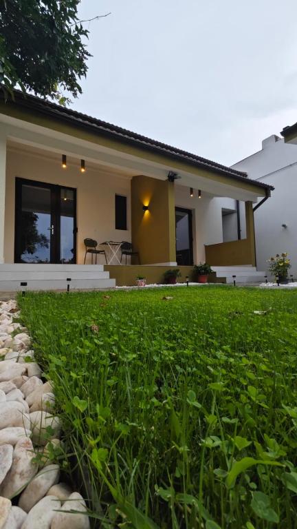 蒂米什瓦拉Gili Home Timisoara的前面有绿色草坪的房子