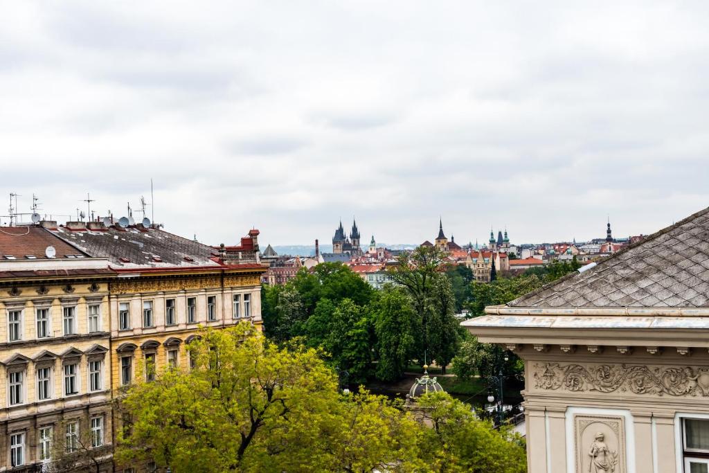 Nespecifikovaný výhled na destinaci Praha nebo výhled na město při pohledu z apartmánu