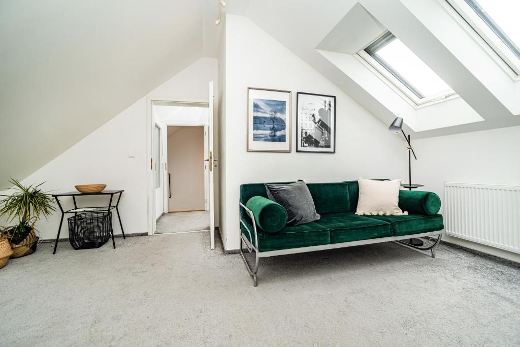 Posezení v ubytování Luxurious 3bed very spacious apt in the best area
