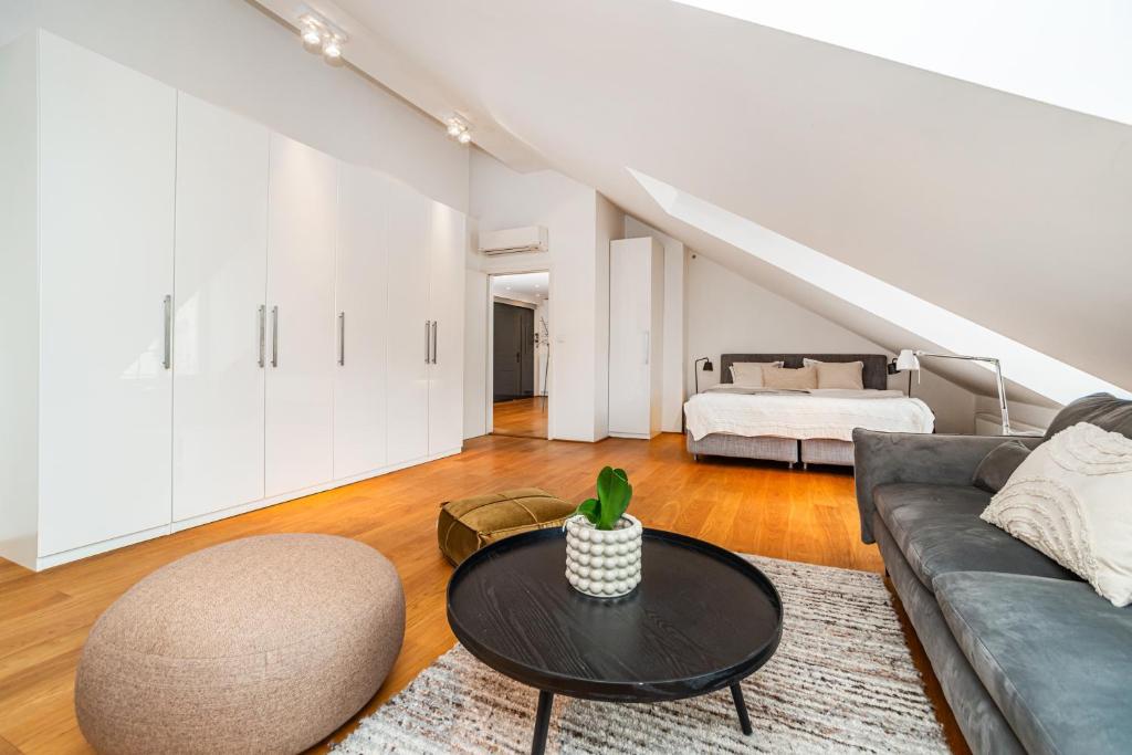 Posezení v ubytování Luxurious 3bed very spacious apt in the best area