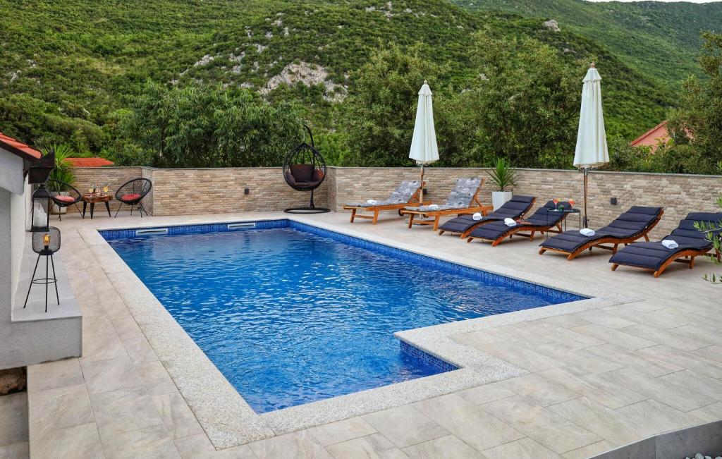 Bazén v ubytování Awesome Home In Vrgorac With Wifi nebo v jeho okolí