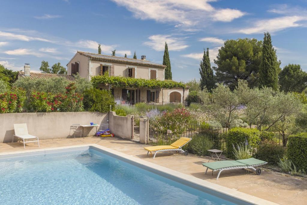 une maison avec une piscine devant une maison dans l'établissement Mas de Lavande, à Saint-Rémy-de-Provence